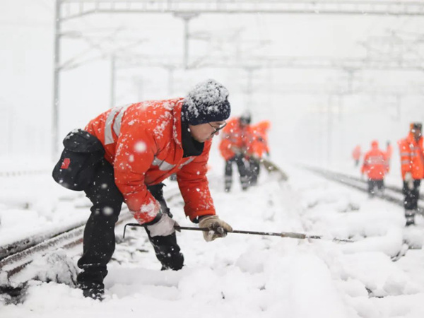 恒耀：南方多地出现雨雪天气 铁路部门启动应急措施