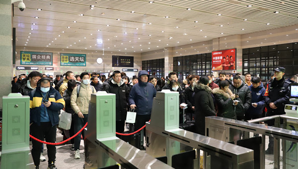 恒耀注册：2024年春运开启 北京首趟高铁列车发出